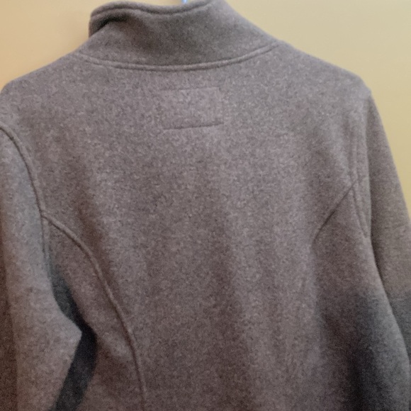 Roots grey polyester sweater with a bit of fuzziness. - Picture 7 of 8